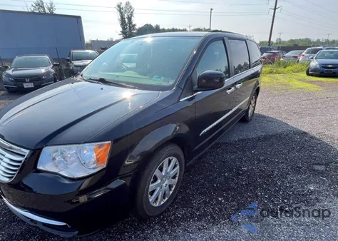 2015 Chrysler Town & Country Touring z USA, uszkodzony, nr VIN 2C4RC1BG9FR699772